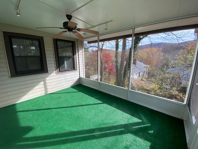 Building Photo - 40 Larchmont Rd