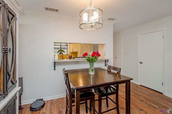 Building Photo - 2BR/2.5BA Corner Townhome – Near Woman’s Hospital