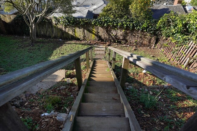 Building Photo - Kensington Beauty!