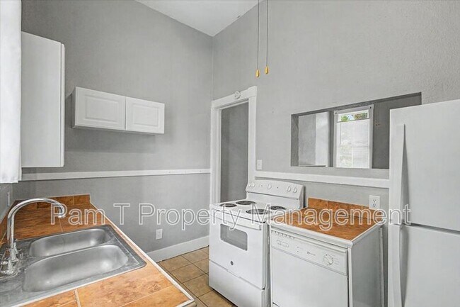 Building Photo - 402 E Park Ave