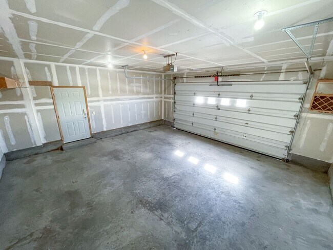 Building Photo - 3 bedroom, 2 bath House