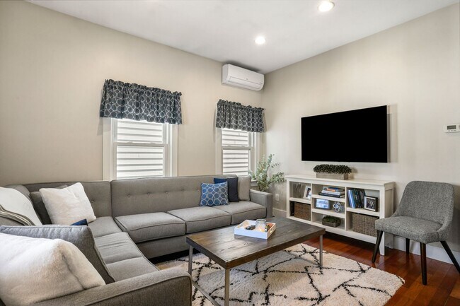 Building Photo - 596 E 2nd St