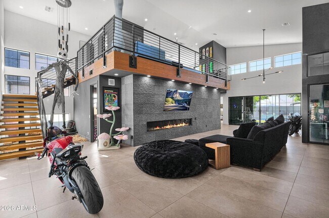 Building Photo - 8430 S 10th Ln