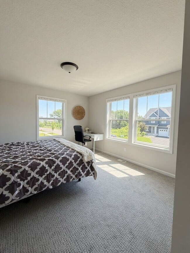Building Photo - Gorgeous 3bed 3bath Home, Nestled in The Desirable Harvest West Neighborhood of Chaska