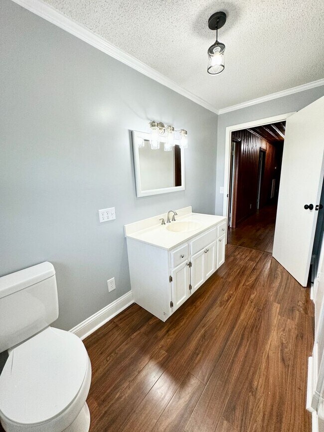 Building Photo - Move in ready! Fully Renovated with attent...