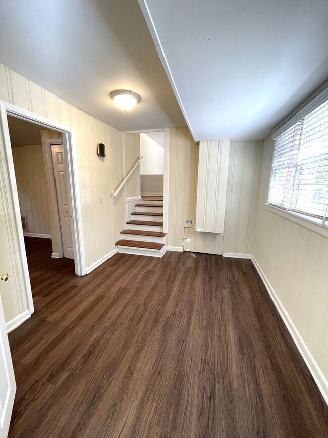Building Photo - 5br House off S. Milledge (Available now o...