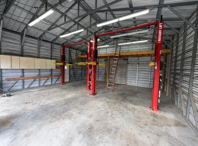 Building Photo - 3 bedroom home for rent on 1/2 acre!