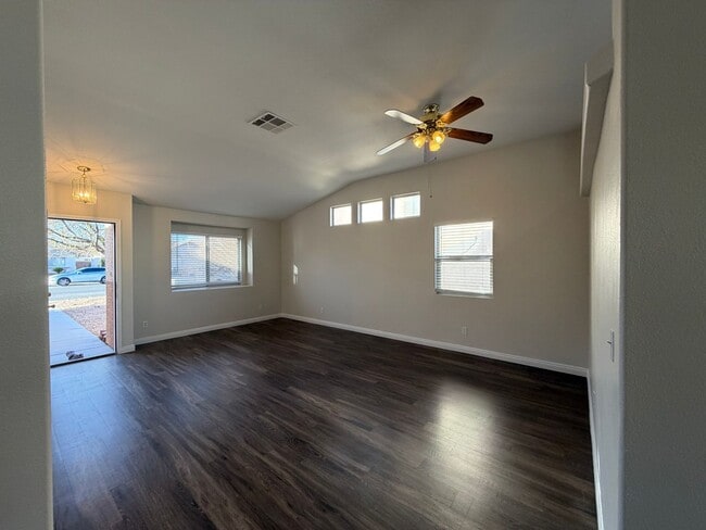 Building Photo - 3 bedroom single story home with no HOA