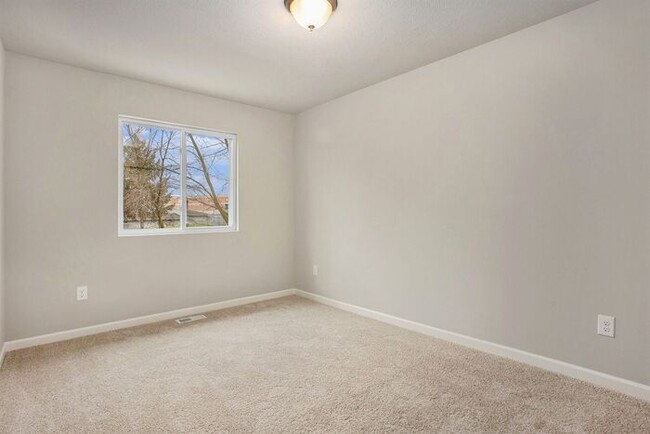 Building Photo - 3520 Welden Dr SW