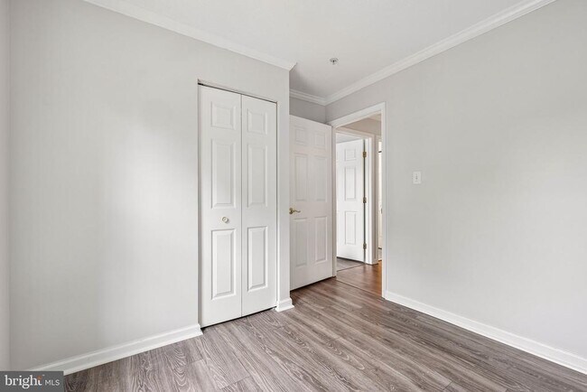 Building Photo - 8727 Thornbrook Dr