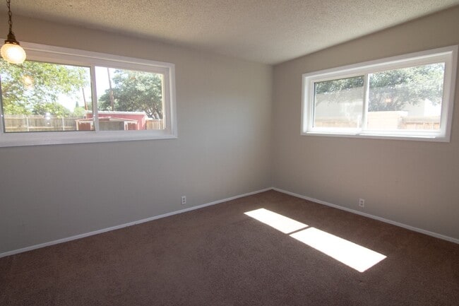Building Photo - Cute 3 bed 1 bath Large Back Yard