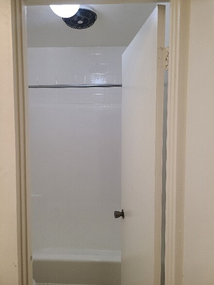 Building Photo - 160 S El Molino Ave