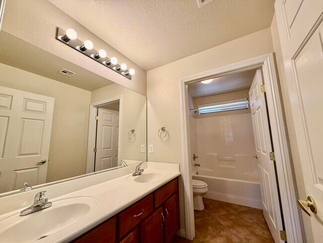Building Photo - CUTE ONE STORY TOWNHOME