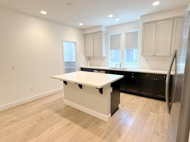 Building Photo - Modern & Luxurious Ryan Terrace Townhouse ...