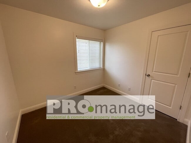 Building Photo - 3 Bed, 2 Bath Town Home w/ 2 Car Garage - Idaho Falls