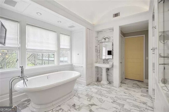 Building Photo - 460 Ivy Park Ln NE