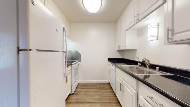 Building Photo - 180 Canyon Dr