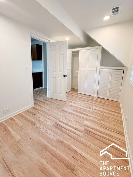 Building Photo - 3140 N Kimball Ave