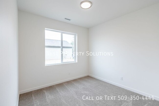 Building Photo - 164 E Montmorency-A