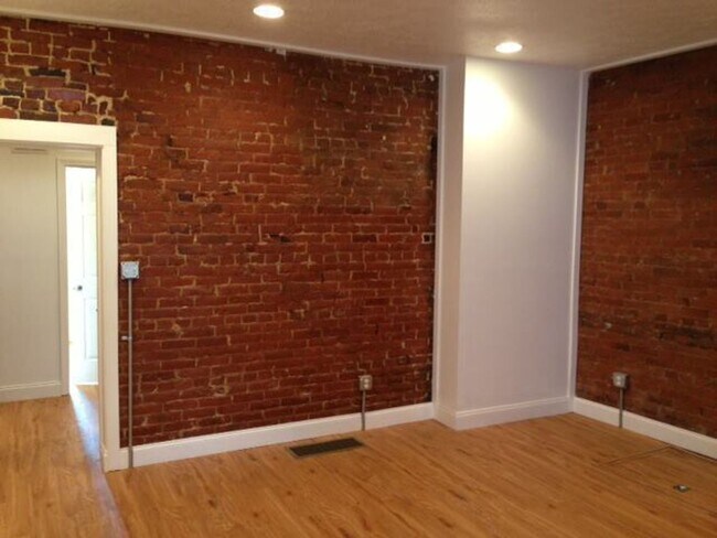 Building Photo - Beautiful 3 bed, 1 bath luxury apartment South Side Flats