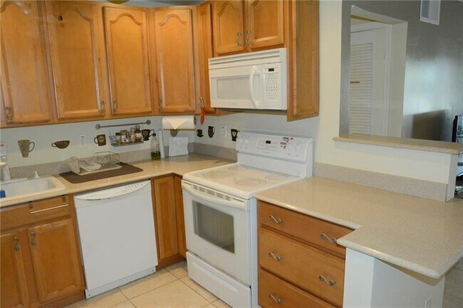 Building Photo - 6499 Bay Club Dr