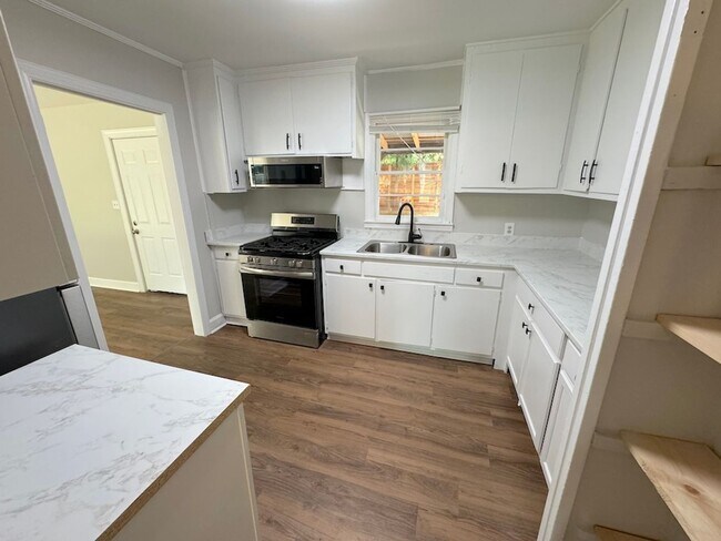 Building Photo - 3 BED | 2 BATH | BONA BELLA