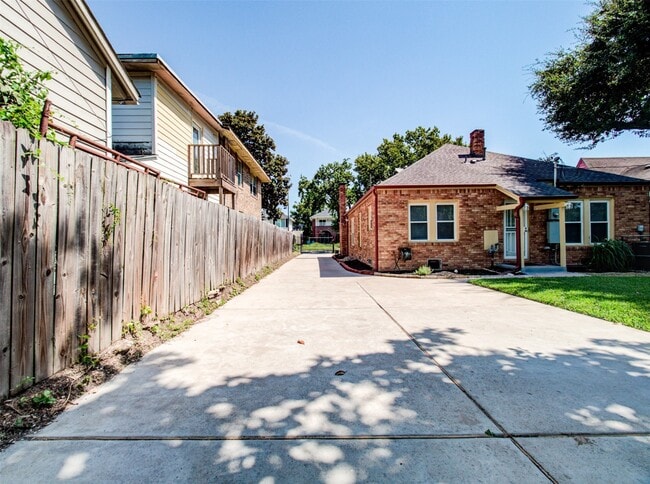 Building Photo - 2608 Rosewood St