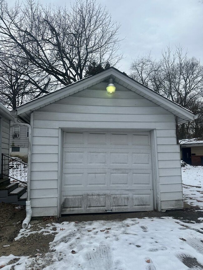 Building Photo - 4 Bed / 2 Bath Fully Updated Home on Corner Lot!