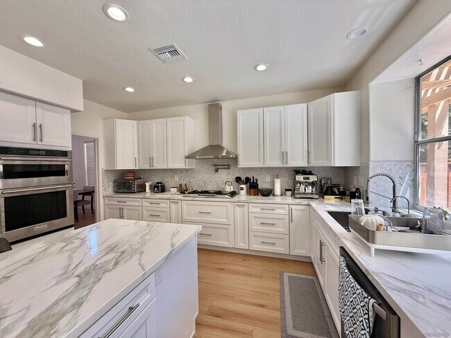 Building Photo - 5006 Palmera Dr