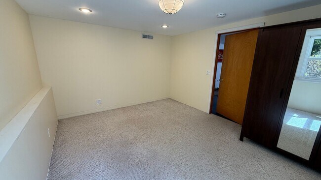 Building Photo - 3010 SW Underwood Dr