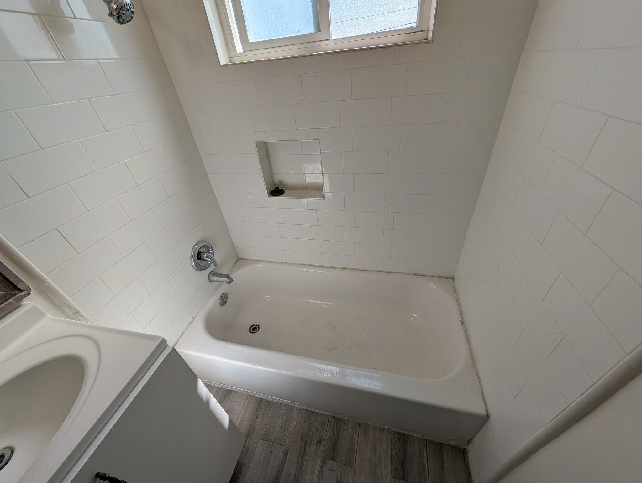 main bathroom - 11752 Coldbrook Ave