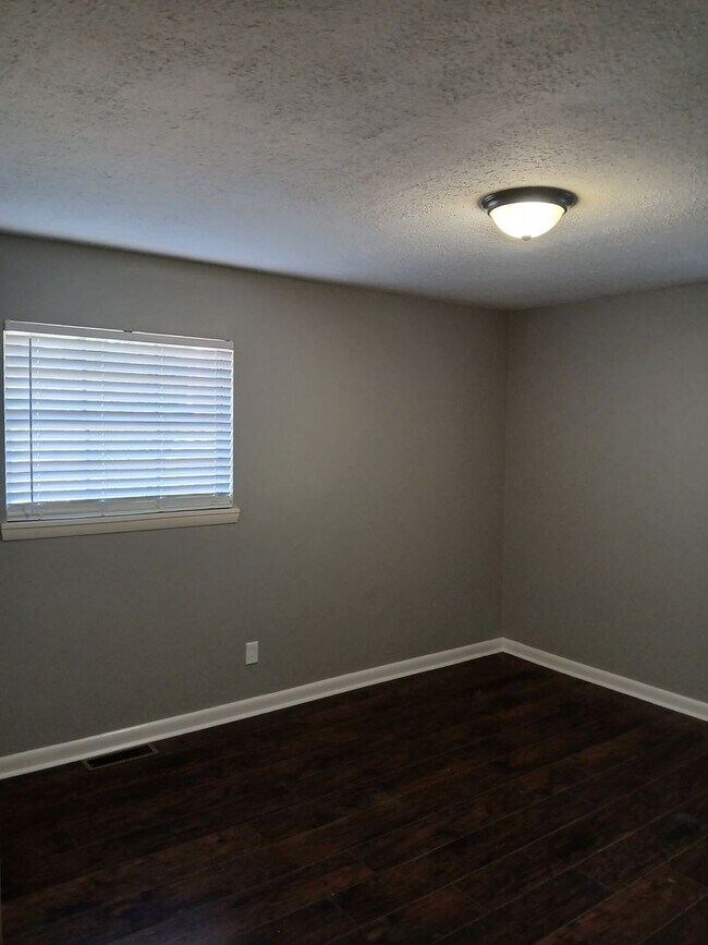 Building Photo - AVAILABLE NOW! MOVE IN READY! CONTACT US T...