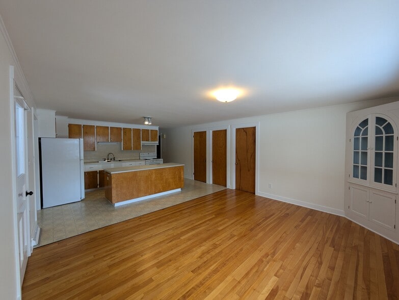 spacious, sunny kitchen - 53 Dummerston Station Rd