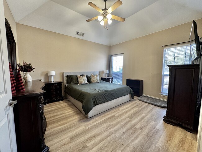 Building Photo - 5400 Flo Dr