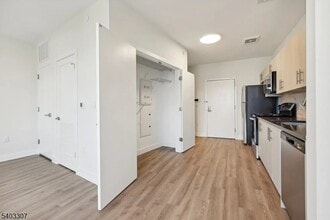 Building Photo - 49 S Day St