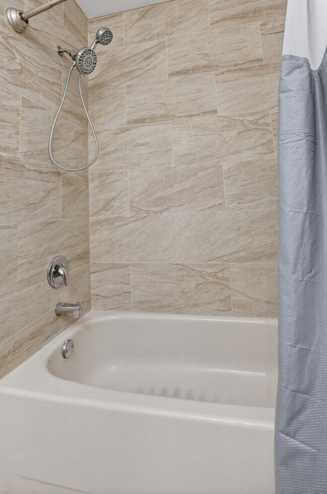 Building Photo - 596 SE 20th Ave