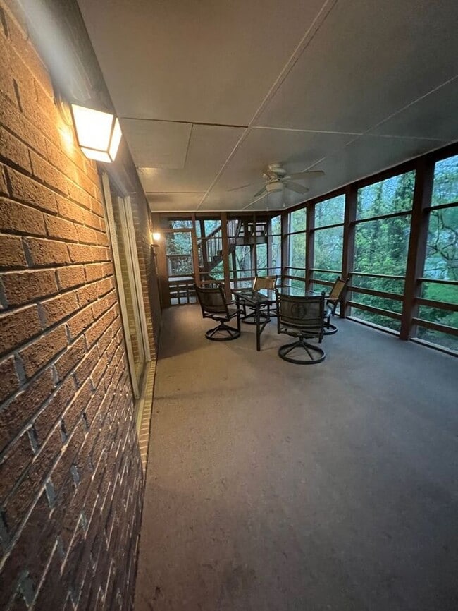 Building Photo - Wonderful 3 Bedroom Split Level Home In Sa...