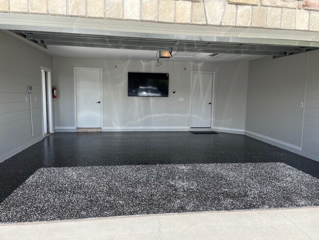 Building Photo - 2409 Sweetwater Blvd