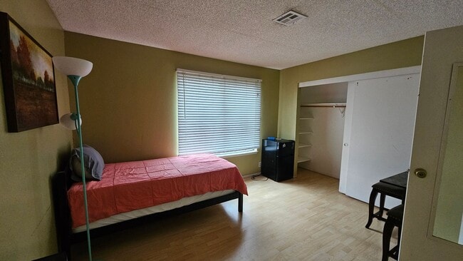 Building Photo - PARTIALLY FURNISHED 3 BEDROOM TOWNHOME NEAR CHINATOWN & STRIP