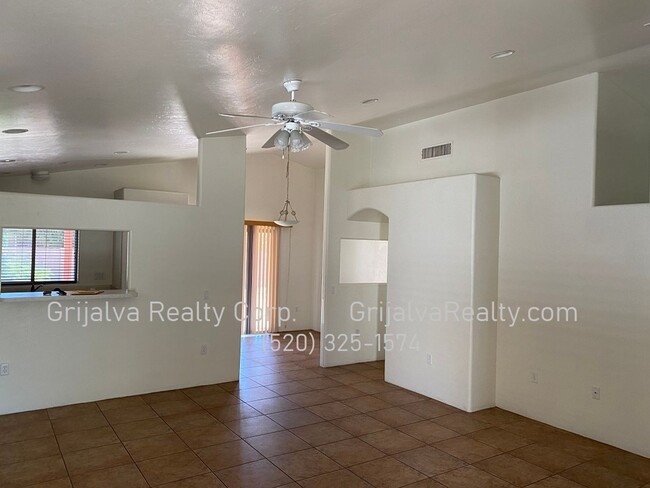 Building Photo - Lovely 2 BR, 2 BA House on the Westside (G...