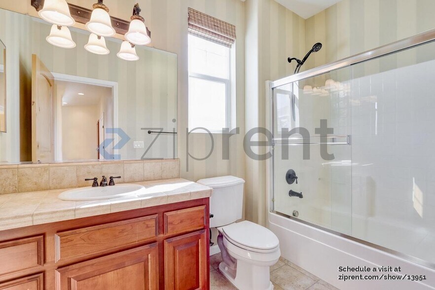 Building Photo - 704 Moore Way