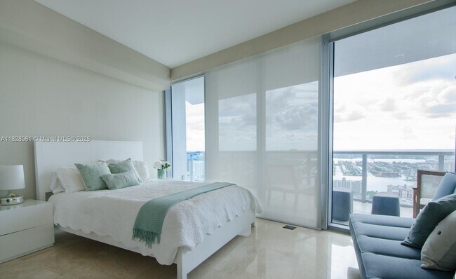 Building Photo - 17001 Collins Ave