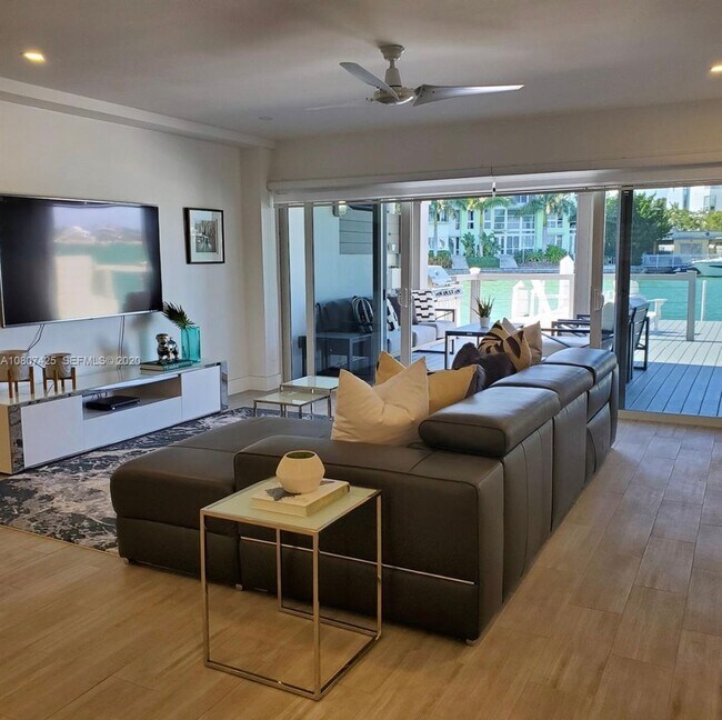 Building Photo - Beautiful waterfront townhouse in the heart of Miami