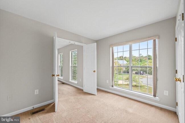 Building Photo - 18865 Crossroads Ct