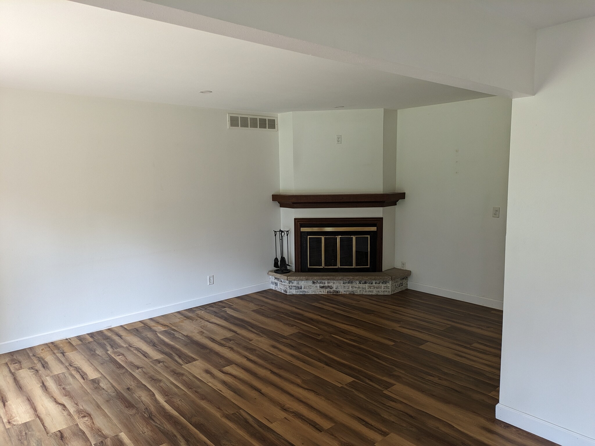 Wood burning FP in LR - 2906 Southbridge Rd