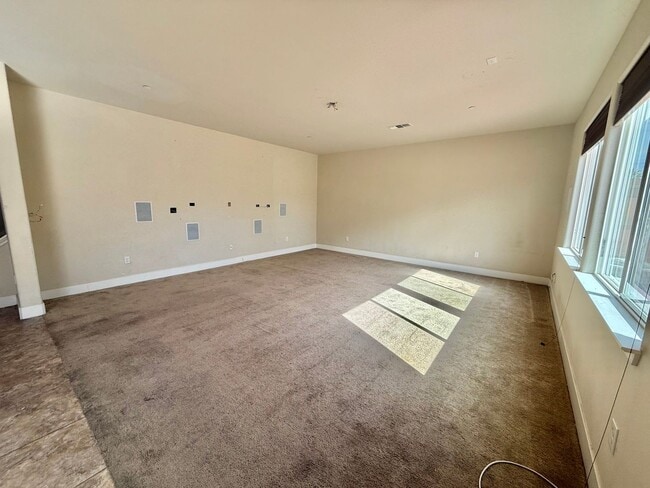 Building Photo - Hollister-Beautifully Updated 4BD/3BA Home with Garden Backyard in Prime Hollister Location