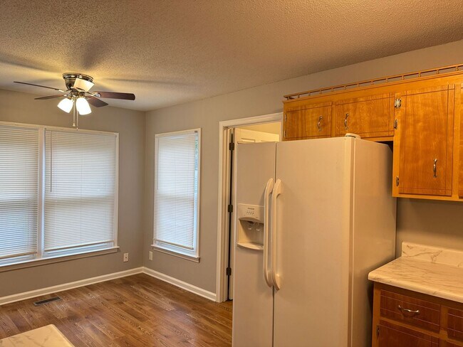 Building Photo - Sango! 3 Bed/2.5 Bath with unfinished base...