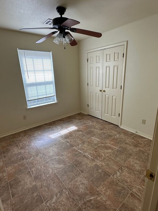 Building Photo - Nice 3 bedroom, 2 bath brick duplex