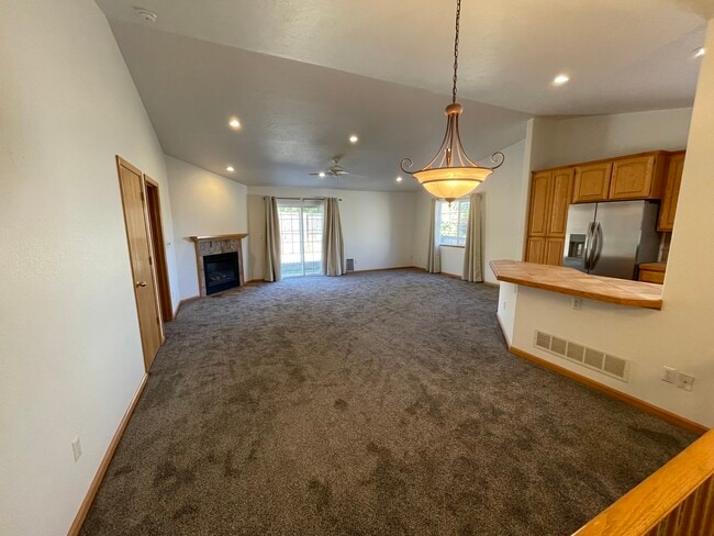 entrance to living/dining area 13,5 x 21,5 ft - 5305 W 11th Street Rd