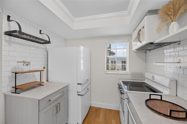 Building Photo - 3812 N Oak Dr